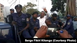 Mike Mukebayi (simisi ye pembe), ntoma ya etuka ya Kinshasa akangemi mpe amemami na boloko ya Makala, Kinshasa, 16 septembre 2019. (Serge Fikiri Kitongo)