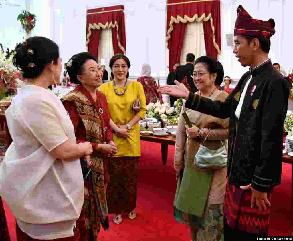 Presiden Jokowi berbincang dengan mantan presiden Megawati Soekarnoputri, putrinya Puan Maharani dan pengusaha Mooryati Soedibyo di sela-sela resepsi kenegaraan, Jakarta, 17 Agustus 2017. (Courtesy: Setpres RI)