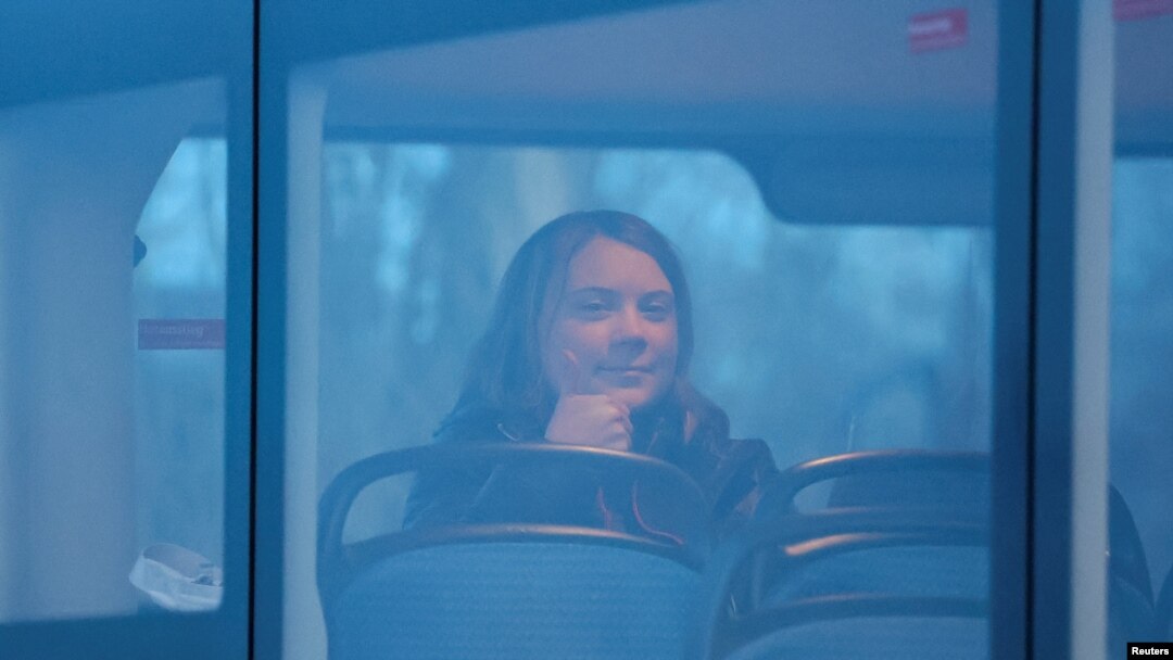 Greta Thunberg tras resultar arrestada mientras protestaba con otros manifestantes en el yacimiento de carbón a cielo abierto Garzweiler 2, en Alemania, el 17 de enero de 2023.