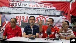 Thai 'Red Shirt' anti-government protest leader Natthawut Saikua (2nd R), flanked by other protest leaders, makes an announcement on the latest proposal by Thai prime minister, 04 May 2010