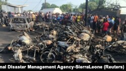 Imagens de motorizadas queimadas depois da explosão de um camião cisterna de combustível. Freetown, Serra Leoa. 6 Novembro 2021