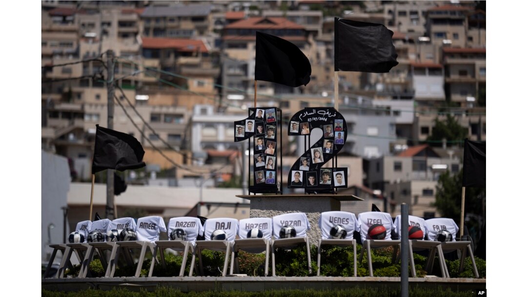 Foto-foto 12 anak-anak dan remaja yang tewas akibat serangan roket di lapangan sepak bola di Dataran Tinggi Golan yang dianeksasi Israel, Selasa, 30 Juli 2024. (Foto: AP)