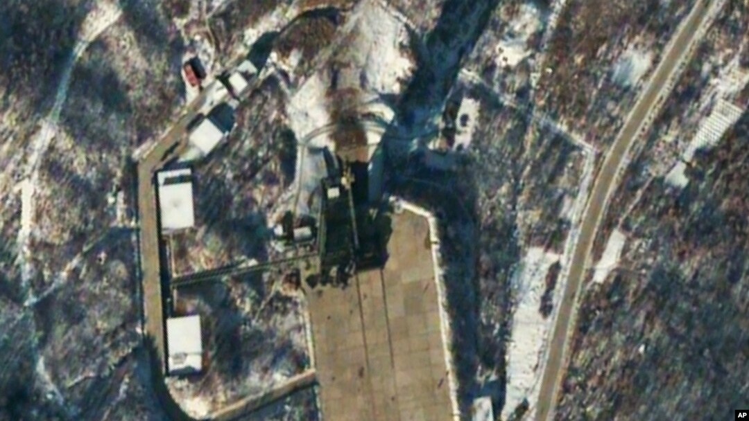 Foto satelit memperlihatkan stasiun peluncuran roket Sohae di Tongchang-ri, Korut. DK PBB diperkirakan memperketat sanksi terhadap Korut sehubungan dengan peluncuran roket Korut itu. 