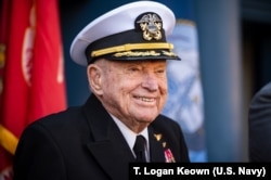 资料照片：退役上校威廉姆斯因在朝鲜战争期间的行动而获得“海军十字勋章”。(2023年1月20日)