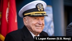 (자료 사진) 미 해군 퇴역 대령 로이스 윌리엄스가 2023년 1월 20일 한국전쟁 당시 공로로 해군 십자훈장을 받고 있다.