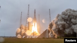 Roket Ariane 6 diluncurkan dari Kourou, Guyana Prancis hari Kamis (6/3). 