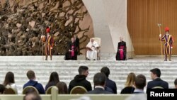 “Acompaño la iniciativa con oración y aliento a las partes a encontrar una solución pacífica para el bien de todos lo antes posible”, indicó el Papa Francisco.