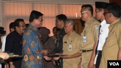 Menteri Agraria dan Tata Ruang sekaligus Kepala Badan Pertanahan Rakyat (BPN) Ferry Mursyidan Baldan menyerahkan Sertifikat Hak Atas Tanah di Jawa Timur. (Foto: Dok)