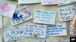 Mensajes en un muro de solidaridad de personas que participan en una manifestación para crear conciencia sobre la violencia contra los asiáticos fuera del Museo Nacional Japonés Americano en Little Tokyo en Los Ángeles el sábado 13 de marzo de 2021.