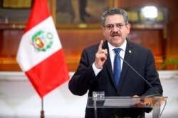 El presidente interino de Perú, Manuel Merino, anuncia su renuncia en un discurso televisado, en Lima, el domingo 15 de noviembre de 2020.