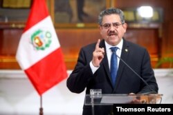 El presidente interino de Perú, Manuel Merino, anuncia su renuncia en un discurso televisado a la nación, el domingo 15 de noviembre de 2020, en Lima.