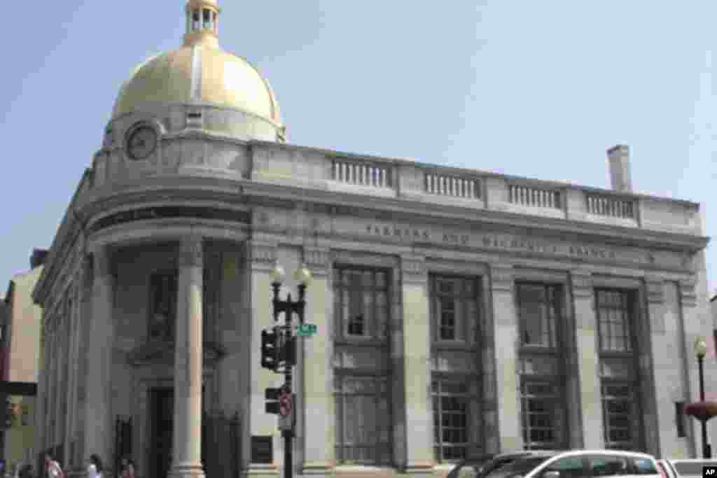 另一家银行在翻修后的旧建筑内营业