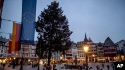 Un árbol de Navidad en una poco concurrida Plaza Romerberg, en Frankfurt, Alemania, el domingo 22 de noviembre de 2020. El tradicional mercado navideño en la Plaza fue cancelado para evitar el contagio del coronavirus.