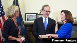 La jueza principal de Nueva York, Janet DiFiore, asiste al juramento de la nueva gobernadora que reemplaza a Andrew Cuomo, Kathy Hochul, en la madrugada del martes 24 de agosto de 2021.