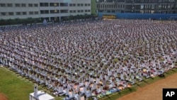 Dalam foto tertanggal 20 Oktober 2014 ini siswa-siswi sekolah di India melakukan yoga di Sekolah Umum Delhi di Hyderabad, India (foto: dok). 