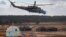 Helikopter militer Angkatan Darat Belarusia terbang di atas lapangan selama latihan militer Union Courage-2022 Russia-Belarus di tempat latihan Obuz-Lesnovsky di Belarus, Sabtu, 19 Februari 2022. (Foto: AP)