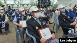 Veterans of the Korean War attend a ceremony in Cheorwon County, South Korea, June 25, 2020, marking the anniversary of the war. (Lee Juhyun/VOA)