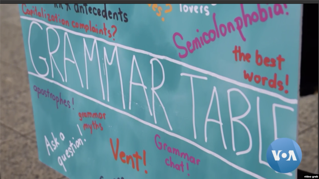Spanduk program "Grammar Table" di New York (Foto: VOA/videograb)