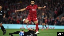 Mohamed Salah contrôle le ballon lors du match contre le Paris Saint-Germain à Anfield, Angleterre, le 18 septembre 2018.