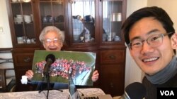 '이산가족' 팟캐스트 진행자 폴 리가 2차대전 당시 가족과 헤어진 일본인 할머니를 인터뷰하고 있다.
