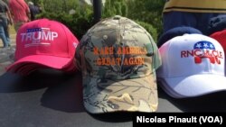 Des casquettes pour soutenir Donald Trump lors de la convention républicaine, Cleveland, le 18 juillet 2016 (VOA/Nicolas Pinault)