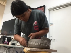 IAIA ceramics student Daniel Yazzie Natonabah makes a clay pot using a coil method that is popular among Pueblo and Hopis, Santa Fe, N.M., Oct. 10, 2019. Julie Taboh/VOA