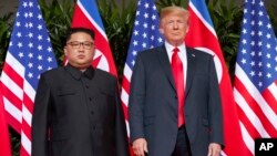 지난 2018년 6월 12일 싱가포르 첫 미-북 정상회담에서 도널드 트럼프 미국 대통령과 김정은 북한 국무위원장.