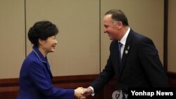 박근혜 대통령이 15일 오전 브리즈번 숙소호텔에서 양국 FTA 타결을 선언하는 기자회견장에서 존 필립 키 뉴질랜드 총리를 맞이하며 악수하고 있다.