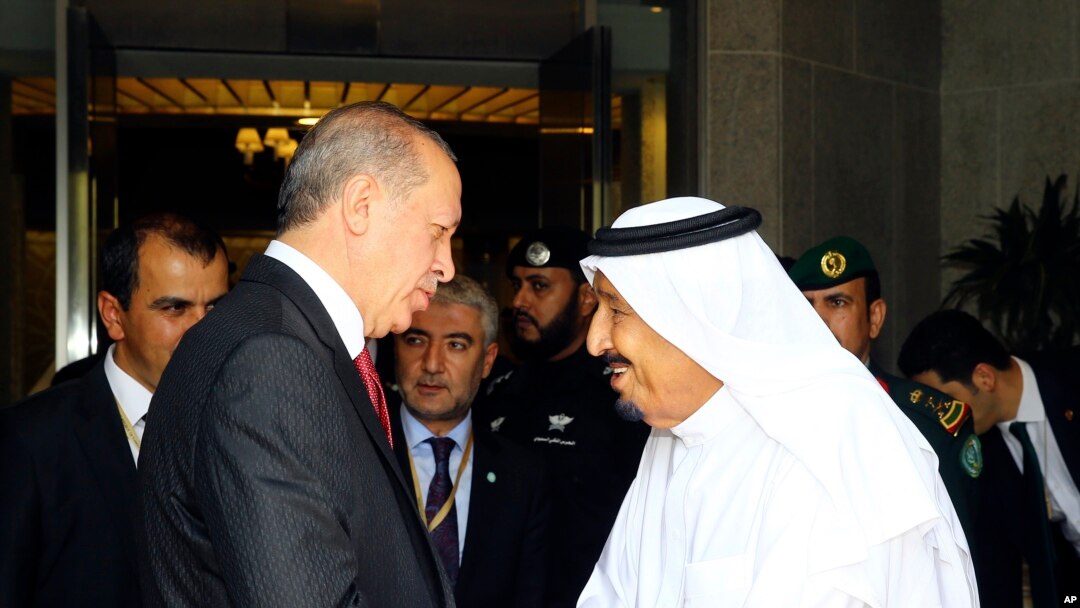 Presiden Turki Recep Tayyip Erdogan, kiri, disambut oleh Raja Saudi Salman, kanan, setibanya di Jeddah, Arab Saudi, Minggu, 23 Juli 2017.