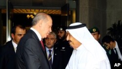 Presiden Turki Recep Tayyip Erdogan, kiri, disambut oleh Raja Saudi Salman, kanan, setibanya di Jeddah, Arab Saudi, Minggu, 23 Juli 2017.