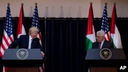 លោក Mahmoud Abbas ប្រធានាធិបតី​ប៉ាឡេស្ទីន និង​លោក Donald Trump ប្រធានាធិបតី​អាមេរិក​ថ្លែង​សុន្ទរកថា​ បន្ទាប់​ពី​កិច្ចប្រជុំ​មួយ​នៅ​ក្នុង​ក្រុង Bethlehem កាលពី​ថ្ងៃទី២៣​ ខែឧសភា​ ឆ្នាំ២០១៧។