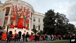 Unas 200 calabazas se utilizaron para adornar la mansión presidencial, durante la celebración del "Noche de Brujas".