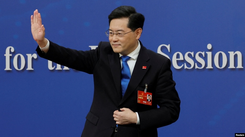 2023年3月7日中国外交部长秦刚在全国人民代表大会新闻发布会结束时挥手致意(photo:VOA)