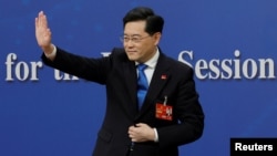 2023年3月7日中国外交部长秦刚在全国人民代表大会新闻发布会结束时挥手致意