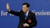 资料照片：2023年3月7日中国外交部长秦刚在两会记者会结束时挥手致意。（路透社）