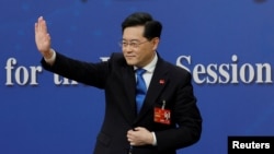 资料照片：2023年3月7日中国外交部长秦刚在两会记者会结束时挥手致意。（路透社）