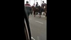 警察沿路部署在阿扎迪街，他们配备防暴装置，有些骑着马
