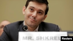 Martin Shkreli testificando ante el Congreso en febrero de 2016. Tras la audiencia calicó de "imbéciles" a los legisladores que lo trataron de interrogar.