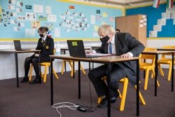 PM Inggris Boris Johnson ikut berpartisipasi dalam kelas online, saat meninjau Sedgehill School di Lewisham, tenggara London, Selasa, 23 Februari 2021.