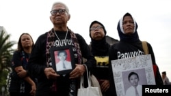 Para orang tua yang kehilangan anak-anaknya dalam kerusuhan politik pada 1998 berpartisipasi dalam unjuk rasa mingguan "Kamisan" menentang pelanggaran HAM di luar Istana Kepresidenan, 17 Mei 2018. (Foto: Reuters)