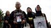 Para ibu yang kehilangan anak-anaknya dalam kerusuhan politik pada 1998 berpartisipasi dalam unjuk rasa mingguan "Kamisan" menentang pelanggaran HAM di luar Istana Kepresidenan, 17 Mei 2018. (Foto: Reuters)
