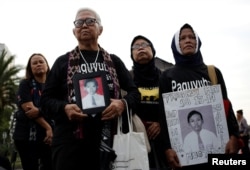 Para ibu yang kehilangan anak-anaknya dalam kerusuhan politik pada 1998 berpartisipasi dalam unjuk rasa mingguan "Kamisan" menentang pelanggaran HAM di luar Istana Kepresidenan, 17 Mei 2018. (Foto: Reuters)