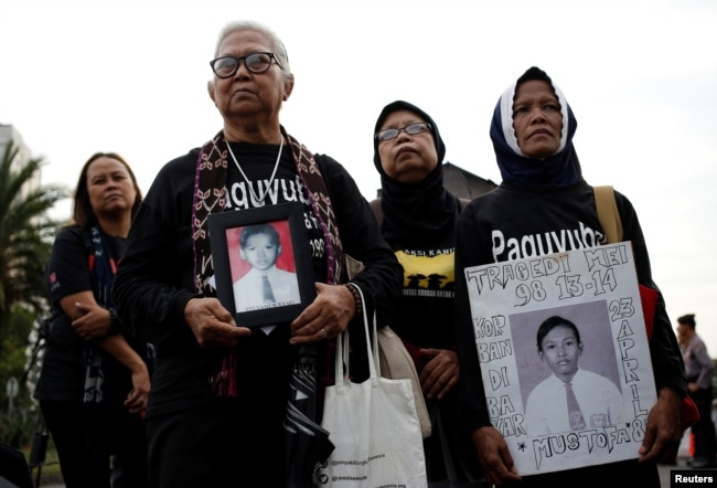 Para ibu yang kehilangan anak-anaknya dalam kerusuhan politik pada 1998 berpartisipasi dalam unjuk rasa mingguan "Kamisan" menentang pelanggaran HAM di luar Istana Kepresidenan, 17 Mei 2018. (Foto: Reuters)