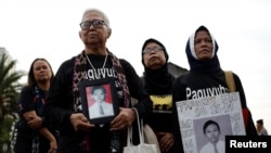 Para ibu yang kehilangan anak-anaknya dalam kerusuhan politik pada 1998 berpartisipasi dalam unjuk rasa mingguan "Kamisan" menentang pelanggaran HAM di luar Istana Kepresidenan, 17 Mei 2018. (Foto: Reuters)