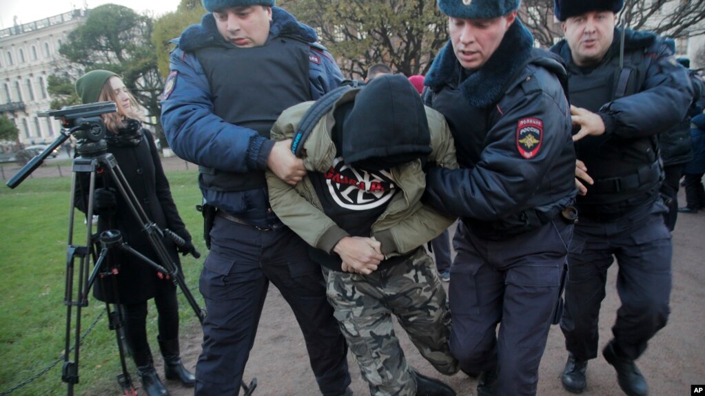 Moskë, arrestohen qindra protestues