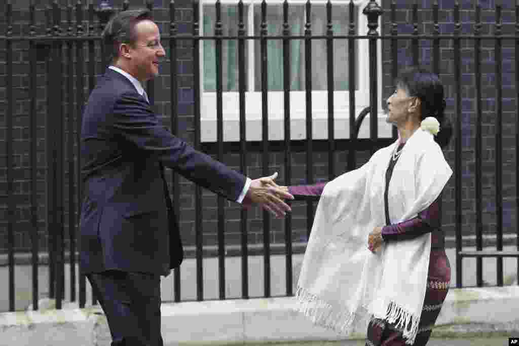 Aung San Suu Kyi greets British Prime Minister David Cameron at 10 Downing Street in London, June 21, 2012.