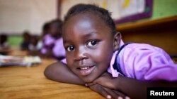 Seorang anak tuna rungu berusia empat tahun duduk di kelasnya di program khusus tuna rungu di pusat pengembangan anak-anak Little Rock di ibukota Kenya, Nairobi.