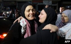 Rawda Abu Ajamieh (trái) ôm một người họ hàng sau khi được thả khỏi nhà tù Israel như một phần trong thỏa thuận ngừng bắn giữa Israel và Hamas trong trại tị nạn al-Duheishe ở Bethlehem thuộc Bờ Tây bị chiếm đóng, ngày 24 tháng 11 năm 2023.