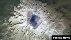 지난해 10월 위성지도 사이트 '구글 어스'에서 검색한 백두산 일대의 모습. (자료 사진)