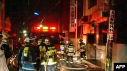 11일 일본 후쿠오카에서 발생한 병원 화재 현장에 소방관들이 출동했다.